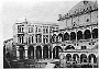 Padova-Il nuovo palazzo delle Debite-Demolita la vecchia fabbrica delle Debite,il Comune,per orlare decorosamente quel lato di piazza delle Erbe,bandì un concorso
